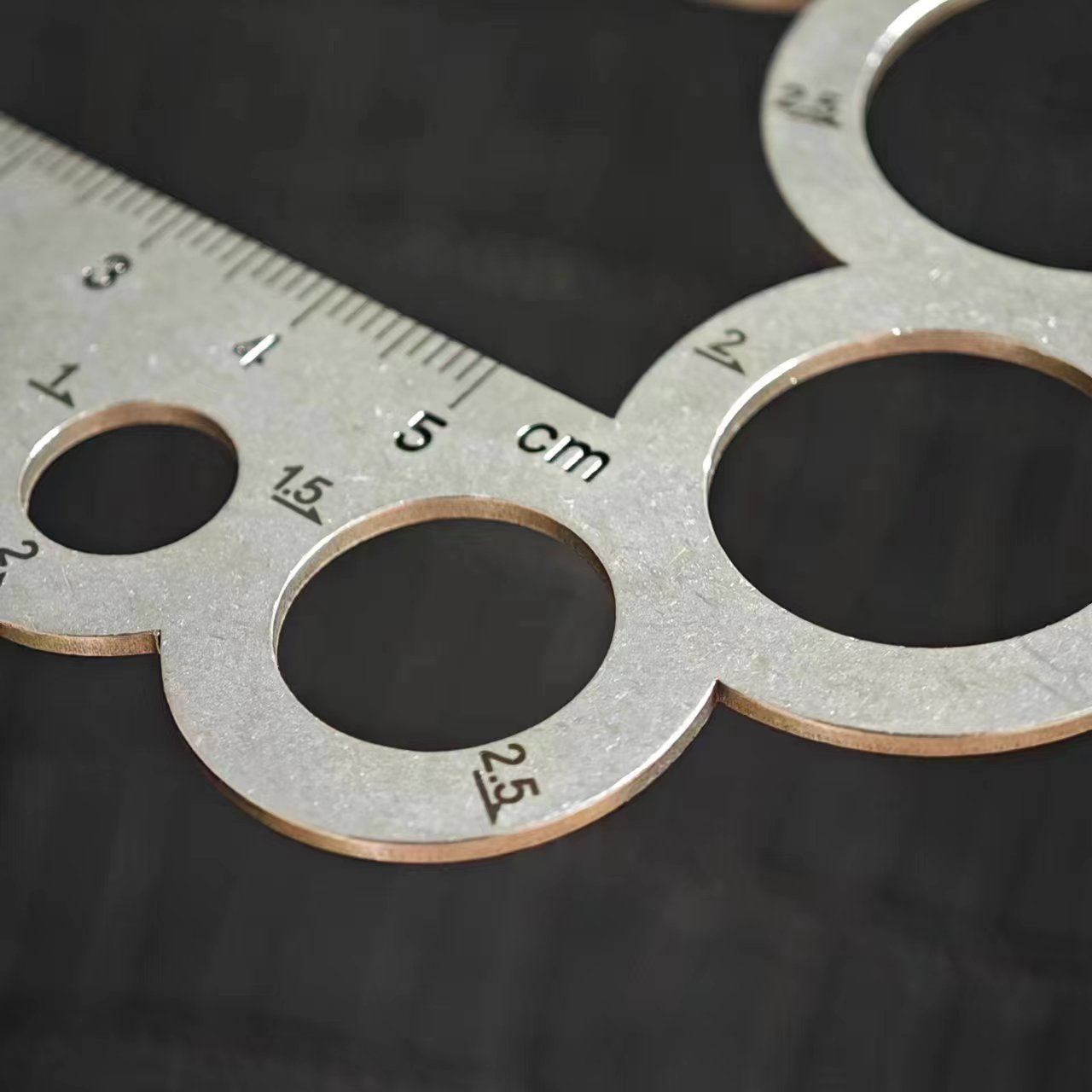 Multi-Purpose round Ruler Meta - Leatherwork Templates recension och pris