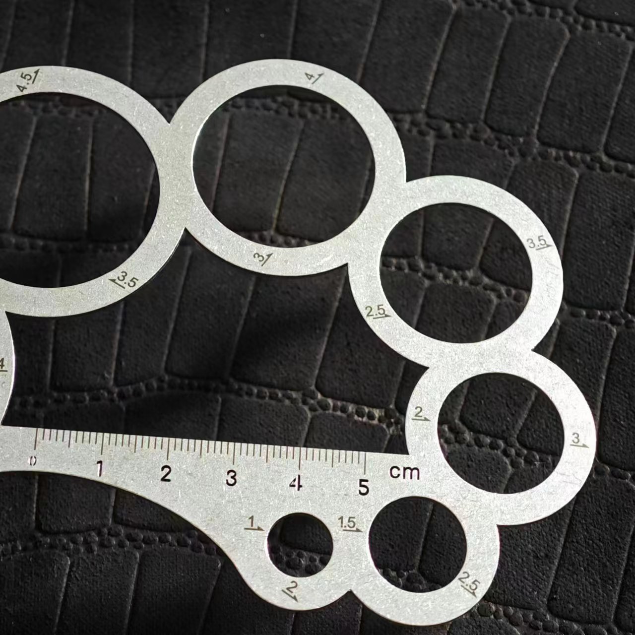 Multi-Purpose round Ruler Meta - Leatherwork Templates recension och pris
